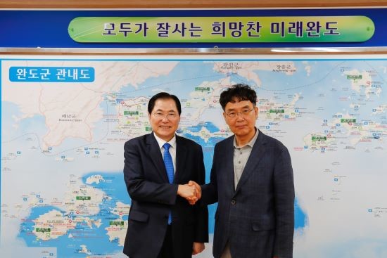 신우철 완도군수와 사업주 우명석 대표가 지난 21일 군수실에서 면담을 마치고 악수를 하고 있다. ⓒ 완도군