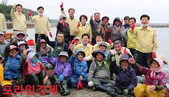 양승조 지사는 고대도에서 마을 주민과 김동일 보령시장, 도의회 김한태·이영우 의원, 박금순 보령시의회 의장 등과 기념촬영을 하고 있다. ⓒ 충남도