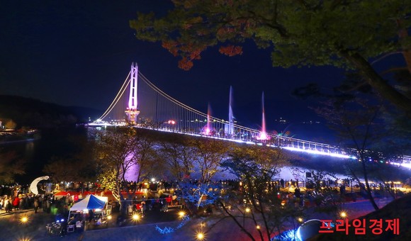 예당호 출렁다리와 음악분수를 찾은 방문객들 모습. ⓒ 예산군