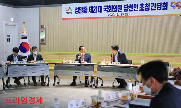 맹정호 서산시장과 성일종 제21대 국회의원 당선인이 협력 체계 구축 방안에 대해 논의하고 있다. ⓒ 서산시