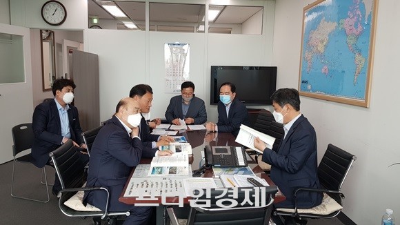 정현복 시장이 세종청사 부처를 방문해 내년 지역현안사업 예산반영을 논의하고 있다. ⓒ 광양시