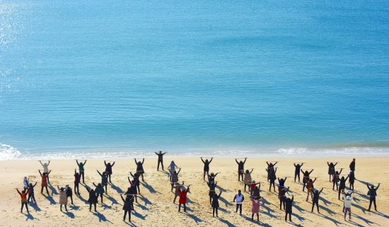 완도군은 2018년부터 2019년까지 신지명사십리 해변에서 봄, 여름, 가을 계절별 특성에 맞는 해양치유프로그램을 운영 중이다. ⓒ 완도군