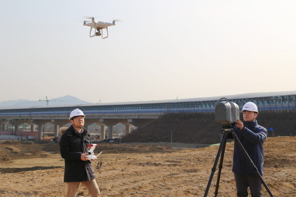 경기도 과천 지식산업센터 건설현장에서 대림산업 직원들이 3D 스캐너와 드론을 활용해 BIM 설계에 필요한 측량자료를 촬영하고 있다. ⓒ 대림산업