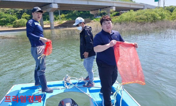 청천저수지에 토종 참게 2만 마리를 어족자원 증대 보호관리 차원으로 방류하고 있는 모습. ⓒ 프라임경제