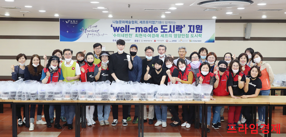 지난 27일 최현석 셰프를 비롯한 유명 셰프가 총출동해 'wel-made 도시락' 나눔행사를 개최 후 김동일 시장과 함께 기념촬영을 하고 있다. ⓒ 보령시