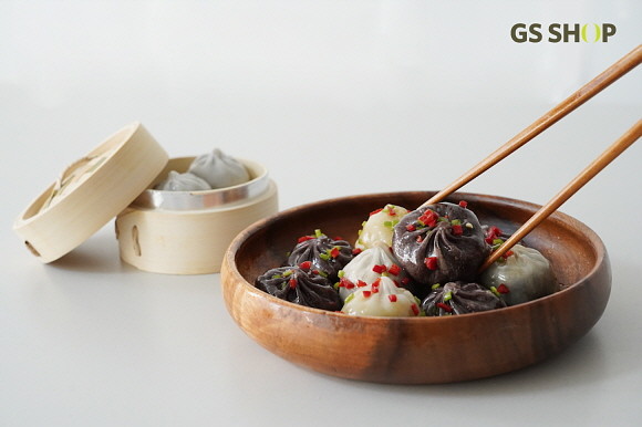 GS홈쇼핑이 오는 29일 오후 3시40분부터 시작하는 도네이션 방송 '따뜻한 세상 만들기'에서 사회적기업 '주식회사 로크'의 '머슬만두'를 판매한다. ⓒ GS홈쇼핑