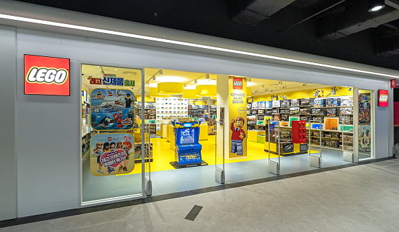 레고코리아가 이마트 월계점 2층에 레고그룹 본사가 인증한 국내 10번째 공식 레고스토어를 오픈하며 이를 기념한 이벤트를 진행한다. ⓒ 레코코리아