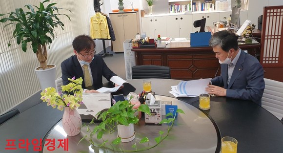 김태흠 의원은 28일 정부세종청사를 방문해 오영우 차관과 예산 반영에 대해 논의 중이다. ⓒ 의원사무실