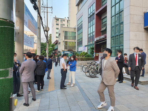 신반포21차재건축 시공사선정 총회장 입구에는 일찍부터 입찰에 참여한 GS건설과 포스코건설 소속 직원들이 마지막 표심 잡기에 나섰다. = 장귀용 기자