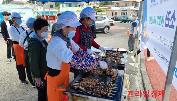 도두 어촌계 주민들이 뿔소라 꼬치를 만드는 모습. ⓒ 어촌어항공단