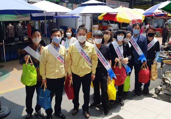 창녕군 재무과와 산림녹지과 직원들이 전통시장을 방문해 슬기로운 장본데이 행사를 가졌다. ⓒ 창녕군