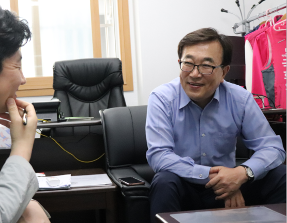 21대 총선에서 부산 승리를 이끈 후 서병수 전 시장이 부산 진구에 위치한 지역의원사무실서 프라임경제 기자와 만나 대화를 나누고 있다. ⓒ 프라임경제
