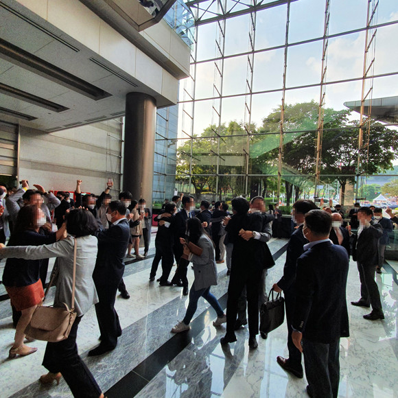 삼성물산이 반포3주구 수주를 확정한 뒤 삼성물산 임직원들과 지지조합원들이 서로 격려하면서 축하를 전하는 모습. = 장귀용 기자