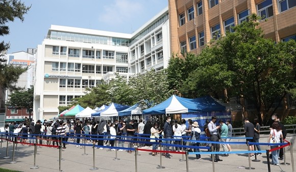 여의도 소재 학원에서 근무한 강사와 수강생 2명이 신종코로나바이러스 감염증(코로나19) 확진 판정을 받은 가운데 지난 29일서울 영등포보건소 선별진료소에서 시민들이 진료를 받기 위해 줄을 서 있다. ⓒ 연합뉴스