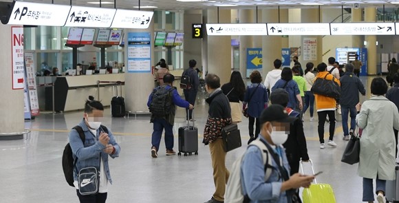 2박3일 제주 여행 후 신종 코로나바이러스 감염증(코로나19)에 확진 판정을 받은 경기 군포 환자가 여행 중 제주도민 34명과 접촉한 것으로 확인됐다. 이 확진자는 제주도 여행 이틀 후인 29일부터 발열과 근육통 증세를 보였고, 지난 30일 군포시 보건소에서 코로나19 확진 판정을 받았다. 사진은 5월 황금연휴 제주공항의 모습. ⓒ 연합뉴스