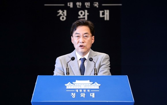 문재인 대통령은 신임 교육비서관에 박경미(55) 전 더불어민주당 의원, 의전비서관에 탁현민(47) 대통령 행사기획 자문위원을 내정하는 등 대통령 비서관 인사 결과를 31일 발표했다. ⓒ 연합뉴스