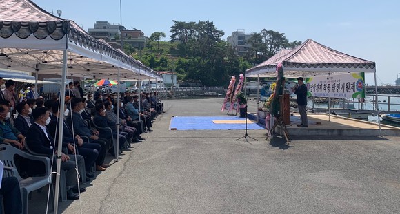 공단 어촌뉴딜사업 관계자가 주도항 사업내용 및 추진경과를 설명하고 있다. ⓒ 어촌어항공단