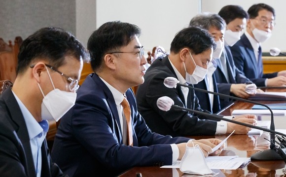 손병두 금융위 부위원장이 2일 서울 중구 은행연합회에서 금융리스크 대응반 회의를 열고 모두발언을 하고 있다. ⓒ 금융위