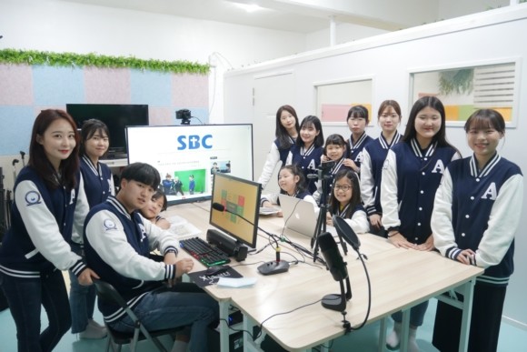 경기도 안양에 위치한 뉴월드 TCS 국제학교 토론 동아리 학생들이 '스마트 공부방' 온라인 토론수업을 시연해 보고 포즈를 취하고 있다. ⓒ 문화미디어랩