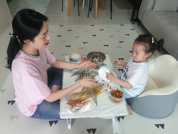 LF 계열사 트라이씨클의 방문보육 전문 브랜드 아누리가 코로나19 장기화로 어려움을 겪는 영유아 양육자를 위한 이벤트를 마련했다. ⓒ 트라이씨클