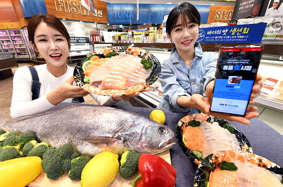 홈플러스가 수산물 전문기업 '바다자리'와 손잡고 활어회 당일 배송 서비스를 진행하는 '홈플 어시장'을 론칭했다. ⓒ 홈플러스