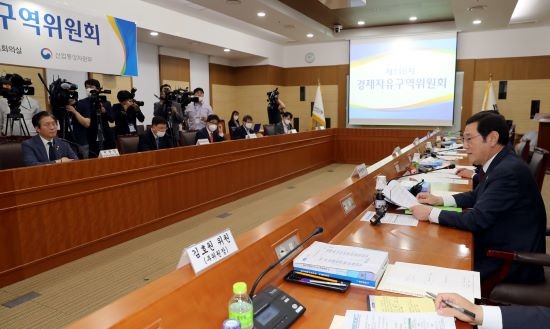 이용섭 광주광역시장은 3일 오전 세종시 산업통상자원부 대회의실에서 열린 경제자유구역 공식지정 관련 경제자유구역위원회 회의에 참석해 인사말을 하고 있다. ⓒ 광주광역시