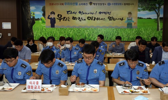 3일 해양경찰청 본청 구내식당에서 직원들이 다양한 수산물로 구성된 점심식사를 함께 하며 '수산물 급식 챌린지'에 참여하고 있다. ⓒ 수협중앙회
