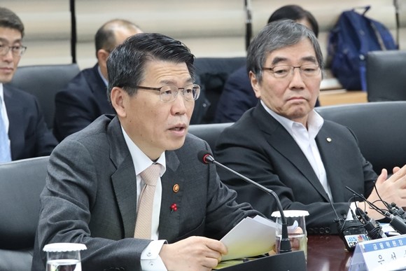 금융위원회는 4일 임시 회의를 개최하고 김근익(55) 금융정보분석원(FIU) 원장을 금융감독원 총괄·경영 담당 부원장으로 임명했다. 금감원 안팎에선 당초 다음주로 예상됐던 금감원 인사가 이날로 앞당겨진 것과 관련해 '윤석헌 경질론'을 잠재우기 위한 것이라는 해석이 나왔다. 사진은 은성수 금융위원장과 윤석헌 금융감독원장이 참석한 '주택시장 안정화 방안' 금융권 간담회. ⓒ 연합뉴스