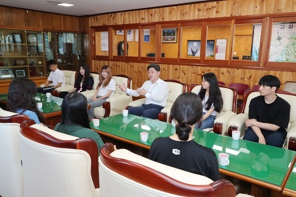 2020년 청년터 조성사업에 선정된 고성군 백두현 군수가 청년들과 향후계획에 대해 논의하고 있다. ⓒ 고성군