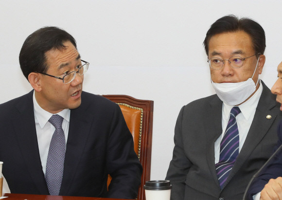 미래통합당이 부의장 구도 정리에 내부 변화를 겪는다는 소리가 나온다. 사진은 다선 의원 모임에 참석한 거물들. 왼쪽에 주호영 의원 그리고 마스크를 한 정진석 의원이 보인다. ⓒ 연합뉴스