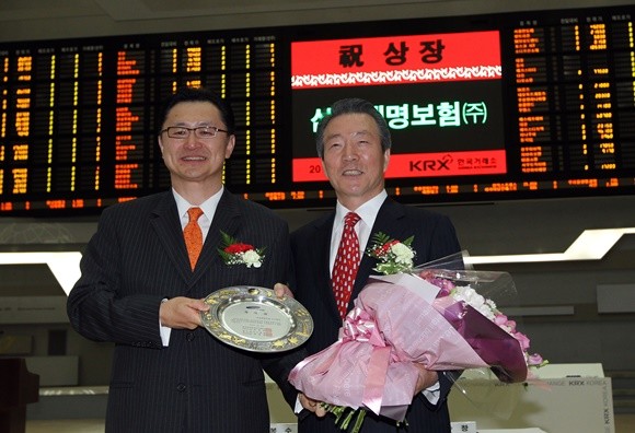 2010년 5월12일 서울 여의도 한국거래소에서 열린 삼성생명 상장 기념식 모습. 이수창(오른쪽) 삼성생명 대표이사가 유창호 한국투자증권 사장으로부터 축하패를 받고 기념촬영을 하고 있다. ⓒ 연합뉴스