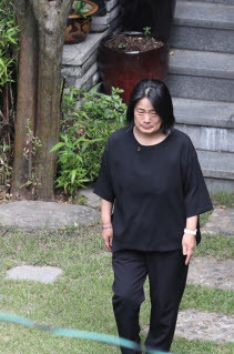 윤미향 더불어민주당 의원이 손영미 평화의 우리집 소장이 세상을 떠난 상황에 언론 취재로 화살을 돌렸다. ⓒ 연합뉴스