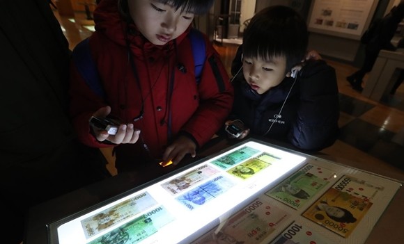 서울 중구 한국은행 화폐박물관에서 어린이들이 위폐관련 전시물을 보고 있다. ⓒ 연합뉴스