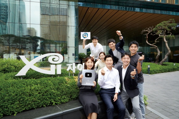 김규화 GS건설 건축주택부문 대표(사진 첫줄 가운데)와 유튜브 채널 자이TV에 출연했던 직원들이 GS건설 본사 그랑서울 앞에서 유튜브 실버버튼 달성 기념촬영을 하고 있다. ⓒ GS건설