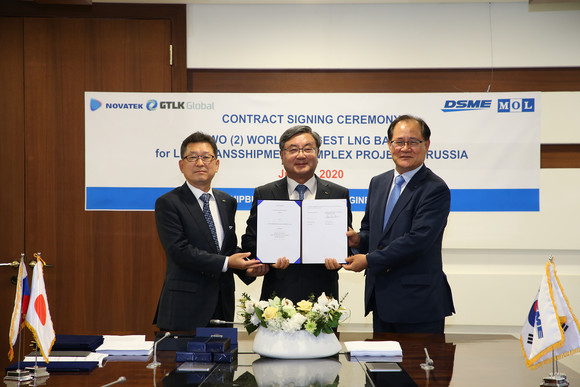 대우조선해양 서울 사옥에서 화상으로 진행된 LNG-Barge 건조 계약식에서 계약서를 들고 기념촬영을 하고 있는 모습. ⓒ 대우조선해양