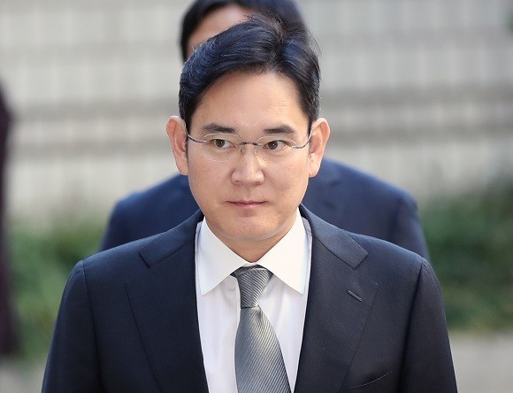 서울중앙지법 원정숙 영장전담 부장판사는 전날부터 이어진 이 부회장과 옛 미래전략실의 최지성 전 부회장과 김종중 전 사장의 영장실질심사결과 9일 오전 2시께 구속영장을 기각했다. 이재용 부회장. ⓒ 연합뉴스