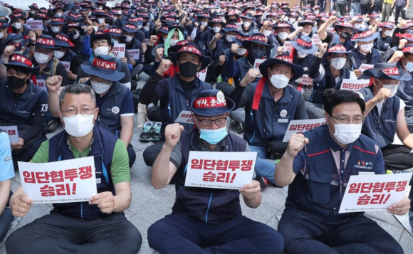 9일 전국가전통신서비스노동조합 코웨이지부가 총파업 출정식을 열고 구호를 외치고 있다. ⓒ 연합뉴스