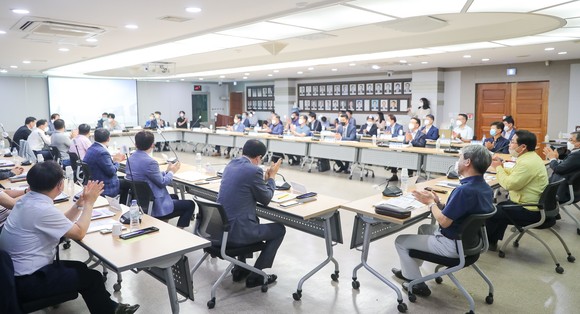 오세현 아산시장이 기업인의 고충을 경청하고 있다. ⓒ 아산시