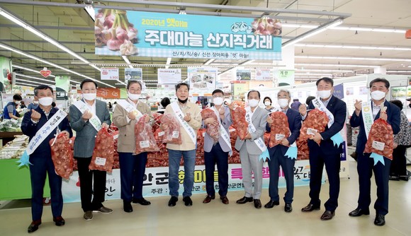 지난 9일 농협하나로마트 양재점에서 열린 태안 햇마늘 대도시 직판행사 후 가세로 군수와 관계자들이 기념촬영을 하고 있다. ⓒ 태안군