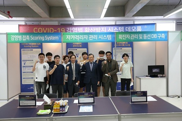 신성철 KAIST 총장이 지난 4일 대전 본원 캠퍼스 김병호·김삼열 IT 융합빌딩 7층에 위치한 '코로나19 감염병 확산방지시스템' 데모 룸을 방문해 한동수 교수와 연구원들을 격려하고 함께 화이팅을 외치고 있다. ⓒ 카이스트