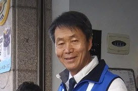 민주당 선거 유니폼을 입고 있는 김용원 변호사. 그는 이번 21대 총선에서 민주당 출마를 희망했지만 김비오 출격론에 대승적으로 승복했다는 평을 듣는다. ⓒ 부산항법률사무소