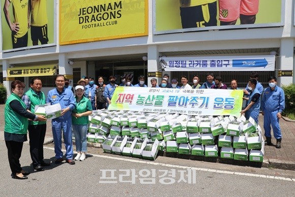 광양제철소 압연부문 직원들이 코로나19 극복에 동참하고자 수박 400통을 구매해 직원들에게 전달했다. ⓒ 광양제철소
