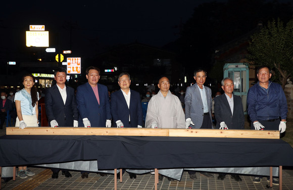 밀양시는 지난 9일 무안면 표충비각공원에 조성한 불빛정원의 점등식을 가졌다. ⓒ 밀양시