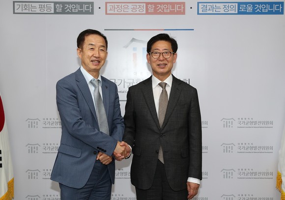 양승조 충남지사가 11일 국가균형발전위원회를 방문해 김사열 위원장과 기념촬영을 하고 있다. ⓒ 충남도