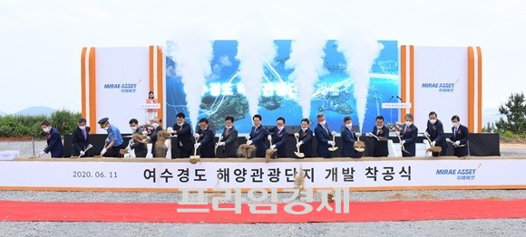 박현주 미래에셋그룹 회장과 김영록 전남도지사, 권오봉 여수시장과 내빈들이 여수경도 해양관광단지 착공식에 시삽을 하고 있다. ⓒ 여수시