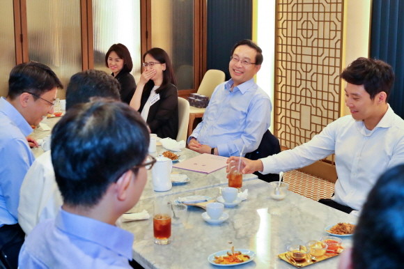 손태승 우리금융그룹 회장이 지난 2일부터 전 그룹사를 순차 방문해 임직원들과 수평적 공감 문화 확산을 위한 열린 소통에 나섰다. 손태승 회장이 우리자산운용 및 우리글로벌자산운용 직원들과 점심식사 후 담소를 나누고 있다. Ⓒ 우리은행