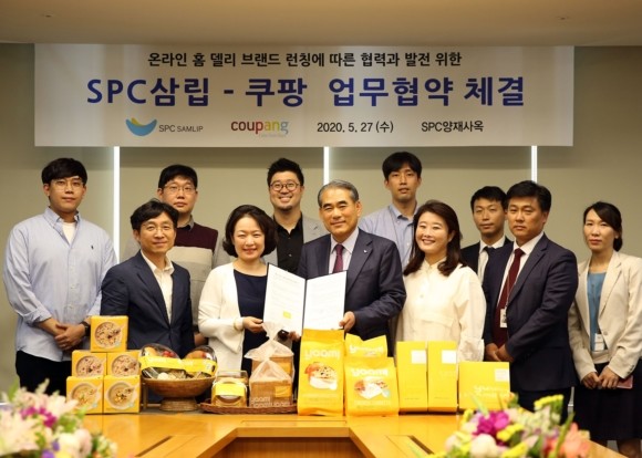 5월27일 온라인 협업을 위한 MOU를 체결한 뒤 황종현 SPC삼립 대표이사(가운데)와 윤혜영 쿠팡 부사장(가운데 왼쪽)이 기념 사진을 찍고 있다. ⓒ SPC삼립