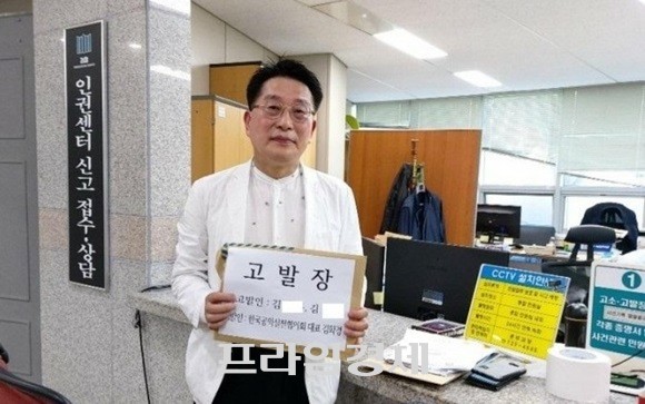 김화경 한국공익실천협의회 대표 목사가 지난 14일 순천 H아파트 공사비 의혹과 관련해 고발장을 순천지청에 접수했다. ⓒ 프라임경제