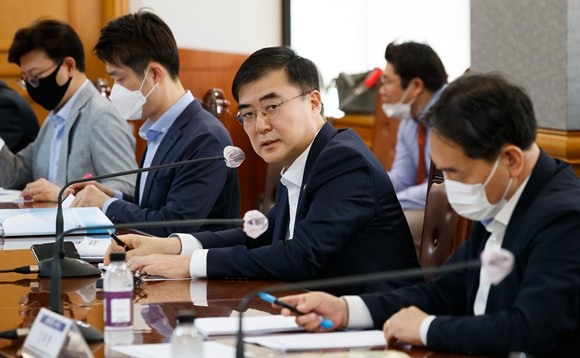 손병두 금융위 부위원장이 16일 서울 중구 은행연합회에서 금융리스크 대응반 회의를 열고 모두발언을 하고 있다. ⓒ 금융위