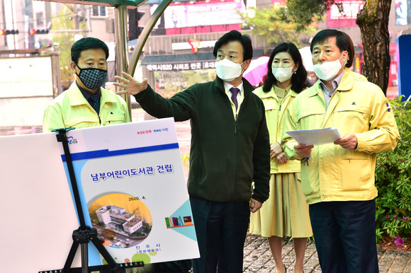 조규일 진주시장아 남부어린이도서관 현장을 점검하고 있다. ⓒ 진주시